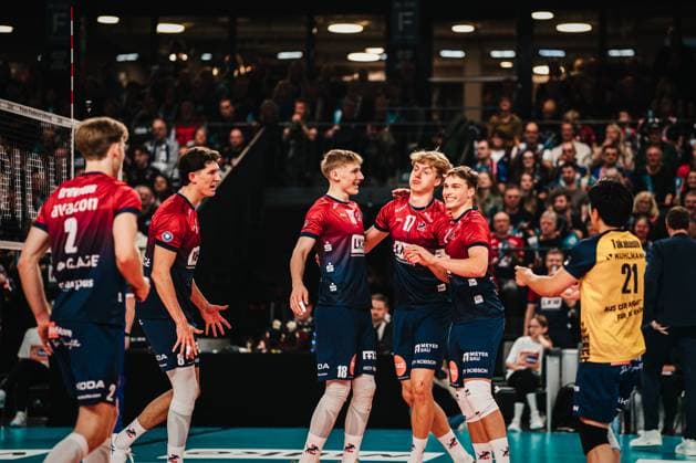 VBL: SVG Lüneburg vs. cerebricks Volley Goats Mitteldeutschland, 25.10.205 SVG Lüneburg jubelt; Volleyball Bundesliga, 2. Spieltag: SVG Lüneburg vs. cerebricks Volley Goats Mitteldeutschland am 25.10.2025 in der LKH-Arena, Lüneburg Copyright: xBEAUTIFULxSPORTS Tonhäuserx