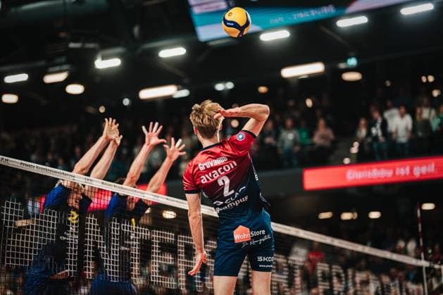 VBL: SVG Lüneburg vs. cerebricks Volley Goats Mitteldeutschland, 25.10.205 Daniel Gruvaeus (SVG Lüneburg, 2) vor dem Schlag; Volleyball Bundesliga, 2. Spieltag: SVG Lüneburg vs. cerebricks Volley Goats Mitteldeutschland am 25.10.2025 in der LKH-Arena, Lüneburg Copyright: xBEAUTIFULxSPORTS Tonhäuserx