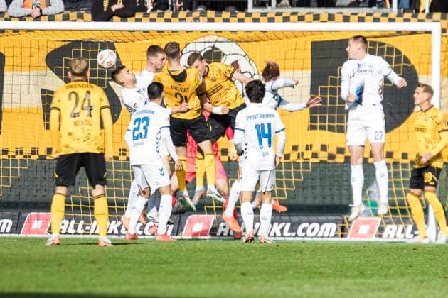 25.10.2025, xomx, Fussball 2.Bundesliga, Dynamo Dresden - SC Paderborn 07 v.l. Action im Strafraum der Gaeste. (DFL DFB REGULATIONS PROHIBIT ANY USE OF PHOTOGRAPHS as IMAGE SEQUENCES and or QUASI-VIDEO) Dresden