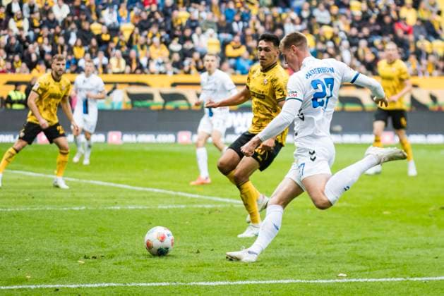 25.10.2025, xomx, Fussball 2.Bundesliga, Dynamo Dresden - SC Paderborn 07 v.l. Steffen Tigges (SC Paderborn 07) und Claudio Kammerknecht (Dynamo Dresden) im Zweikampf am Ball (DFL DFB REGULATIONS PROHIBIT ANY USE OF PHOTOGRAPHS as IMAGE SEQUENCES and or QUASI-VIDEO) Dresden