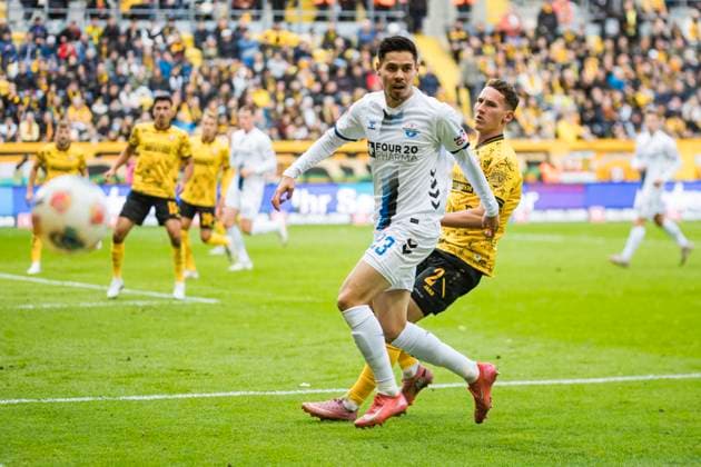 25.10.2025, xomx, Fussball 2.Bundesliga, Dynamo Dresden - SC Paderborn 07 v.l. Raphael Obermair (SC Paderborn 07) und Konrad Faber (Dynamo Dresden) im Zweikampf am Ball. (DFL DFB REGULATIONS PROHIBIT ANY USE OF PHOTOGRAPHS as IMAGE SEQUENCES and or QUASI-VIDEO) Dresden