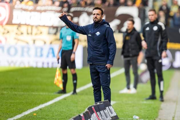 25.10.2025, xomx, Fussball 2.Bundesliga, Dynamo Dresden - SC Paderborn 07 v.l. Ralf Kettemann (SC Paderborn 07 Trainer) (DFL DFB REGULATIONS PROHIBIT ANY USE OF PHOTOGRAPHS as IMAGE SEQUENCES and or QUASI-VIDEO) Dresden