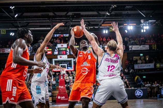 1. Basketball Bundesliga, easyCredit BBL, Saison 2025 2026, Herren, Hauptrunde, 5. Spieltag, 25.10.2025, RASTA Vechta - Telekom Baskets Bonn TJ Bamba ( 5 - RASTA Vechta) in Aktion Vechta RASTA Dome Niedersachsen Deutschland