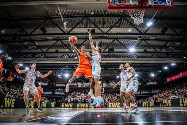 1. Basketball Bundesliga, easyCredit BBL, Saison 2025 2026, Herren, Hauptrunde, 5. Spieltag, 25.10.2025, RASTA Vechta - Telekom Baskets Bonn Alonzo Verge ( 11 - RASTA Vechta) beim Korbleger Vechta RASTA Dome Niedersachsen Deutschland