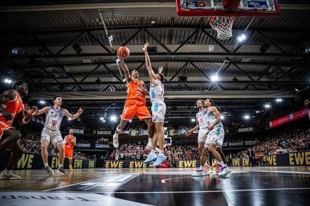 1. Basketball Bundesliga, easyCredit BBL, Saison 2025 2026, Herren, Hauptrunde, 5. Spieltag, 25.10.2025, RASTA Vechta - Telekom Baskets Bonn Alonzo Verge ( 11 - RASTA Vechta) beim Korbleger Vechta RASTA Dome Niedersachsen Deutschland