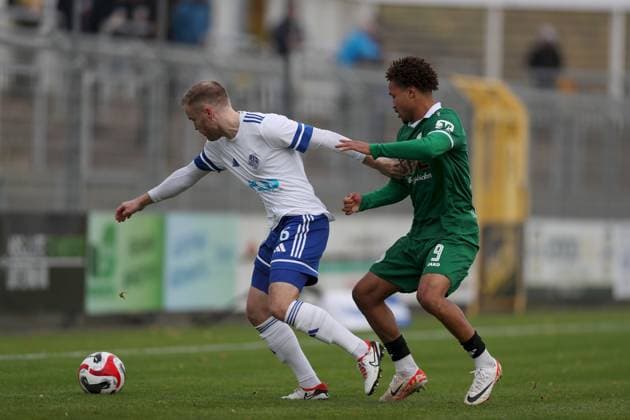 25.10.2025, xjcx, Herren, Fussball, Saison 2025 2026, Regionalliga Bayern, 15. Spieltag: SV Viktoria Aschaffenburg - VfB Eichstaett Roberto Desch ( 6, SV Viktoria Aschaffenburg) und Alexander Beusch ( 9, VfB Eichstätt) Aschaffenburg Stadion am Schoenbusch Bayern Deutschland