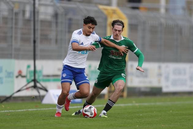25.10.2025, xjcx, Herren, Fussball, Saison 2025 2026, Regionalliga Bayern, 15. Spieltag: SV Viktoria Aschaffenburg - VfB Eichstaett Nino Cassaniti ( 18, SV Viktoria Aschaffenburg) und Johannes Mayer ( 29, VfB Eichstätt) Aschaffenburg Stadion am Schoenbusch Bayern Deutschland