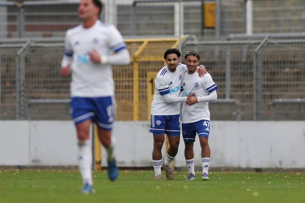 25.10.2025, xjcx, Herren, Fussball, Saison 2025 2026, Regionalliga Bayern, 15. Spieltag: SV Viktoria Aschaffenburg - VfB Eichstaett Lian Akkus Rodriguez ( 8, SV Viktoria Aschaffenburg) und Othmane Elidrissi Errahhali ( 47, SV Viktoria Aschaffenburg) Aschaffenburg Stadion am Schoenbusch Bayern Deutschland