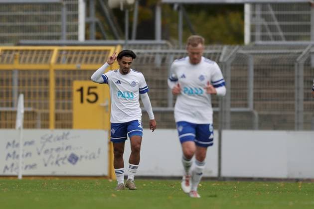 25.10.2025, xjcx, Herren, Fussball, Saison 2025 2026, Regionalliga Bayern, 15. Spieltag: SV Viktoria Aschaffenburg - VfB Eichstaett Lian Akkus Rodriguez ( 8, SV Viktoria Aschaffenburg), Torjubel nach dem 1:0 Aschaffenburg Stadion am Schoenbusch Bayern Deutschland