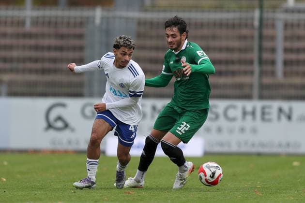 25.10.2025, xjcx, Herren, Fussball, Saison 2025 2026, Regionalliga Bayern, 15. Spieltag: SV Viktoria Aschaffenburg - VfB Eichstaett Othmane Elidrissi Errahhali ( 47, SV Viktoria Aschaffenburg) und Pascal Schittler ( 32, VfB Eichstätt) Aschaffenburg Stadion am Schoenbusch Bayern Deutschland
