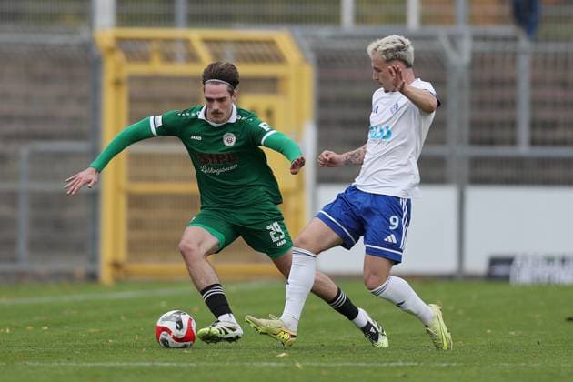 25.10.2025, xjcx, Herren, Fussball, Saison 2025 2026, Regionalliga Bayern, 15. Spieltag: SV Viktoria Aschaffenburg - VfB Eichstaett Johannes Mayer ( 29, VfB Eichstätt) und Georgios Makridis ( 9, SV Viktoria Aschaffenburg) Aschaffenburg Stadion am Schoenbusch Bayern Deutschland
