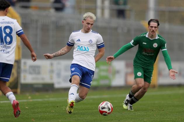 25.10.2025, xjcx, Herren, Fussball, Saison 2025 2026, Regionalliga Bayern, 15. Spieltag: SV Viktoria Aschaffenburg - VfB Eichstaett Georgios Makridis ( 9, SV Viktoria Aschaffenburg) Aschaffenburg Stadion am Schoenbusch Bayern Deutschland