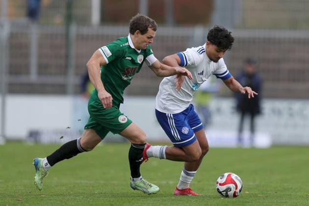 25.10.2025, xjcx, Herren, Fussball, Saison 2025 2026, Regionalliga Bayern, 15. Spieltag: SV Viktoria Aschaffenburg - VfB Eichstaett Nino Cassaniti ( 18, SV Viktoria Aschaffenburg) und Florian Lamprecht ( 23, VfB Eichstätt) Aschaffenburg Stadion am Schoenbusch Bayern Deutschland