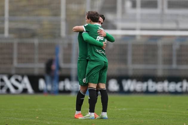 25.10.2025, xjcx, Herren, Fussball, Saison 2025 2026, Regionalliga Bayern, 15. Spieltag: SV Viktoria Aschaffenburg - VfB Eichstaett Arif Ekin ( 25, VfB Eichstätt) und Florian Lamprecht ( 23, VfB Eichstätt) liegen sich nach dem Schlusspfiff in den Armen Aschaffenburg Stadion am Schoenbusch Bayern Deutschland