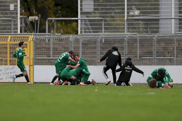 25.10.2025, xjcx, Herren, Fussball, Saison 2025 2026, Regionalliga Bayern, 15. Spieltag: SV Viktoria Aschaffenburg - VfB Eichstaett Jubel nach dem Ausgleich mit der letzten Aktion des Spiels, der VfB Eichstätt bejubelt das 3:3 von Arif Ekin ( 25, VfB Eichstätt) Aschaffenburg Stadion am Schoenbusch Bayern Deutschland