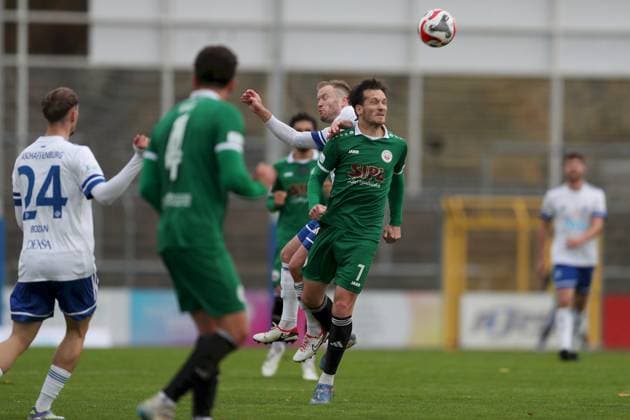 25.10.2025, xjcx, Herren, Fussball, Saison 2025 2026, Regionalliga Bayern, 15. Spieltag: SV Viktoria Aschaffenburg - VfB Eichstaett Roberto Desch ( 6, SV Viktoria Aschaffenburg) und Lucas Schraufstetter ( 7, VfB Eichstätt) Aschaffenburg Stadion am Schoenbusch Bayern Deutschland