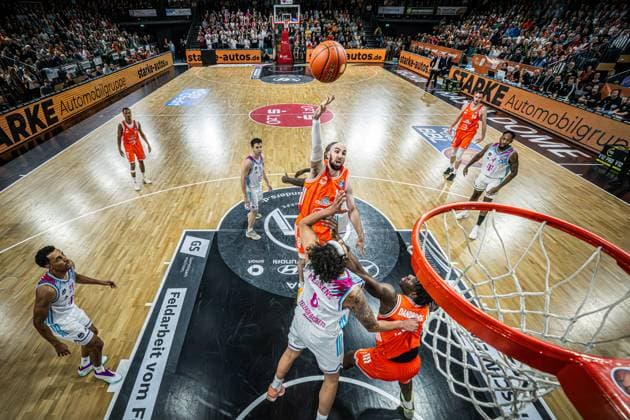 1. Basketball Bundesliga, easyCredit BBL, Saison 2025 2026, Herren, Hauptrunde, 5. Spieltag, 25.10.2025, RASTA Vechta - Telekom Baskets Bonn Tommy Kuhse ( 12 - RASTA Vechta) beim Korbleger Vechta RASTA Dome Niedersachsen Deutschland