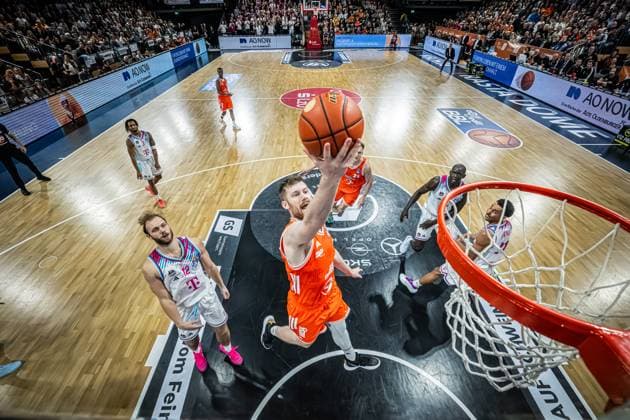 1. Basketball Bundesliga, easyCredit BBL, Saison 2025 2026, Herren, Hauptrunde, 5. Spieltag, 25.10.2025, RASTA Vechta - Telekom Baskets Bonn Luc van Slooten ( 6 - RASTA Vechta) beim Korbleger Vechta RASTA Dome Niedersachsen Deutschland