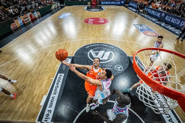 1. Basketball Bundesliga, easyCredit BBL, Saison 2025 2026, Herren, Hauptrunde, 5. Spieltag, 25.10.2025, RASTA Vechta - Telekom Baskets Bonn Alonzo Verge ( 11 - RASTA Vechta) beim Korbleger Vechta RASTA Dome Niedersachsen Deutschland