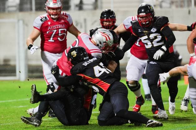 AMERICAN FOOTBALL - IFAF EC, GER vs AUT KREFELD,GERMANY,25.OCT.25 - AMERICAN FOOTBALL - IFAF European Championship, EM, Europameisterschaft Germany vs Austria. Image shows Sandro Platzgummer (AUT) and Marius Kensy (GER).  GEPAxpictures xDavidxBitzan