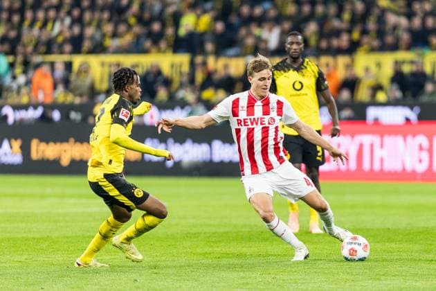 1. Fussball Bundesliga: Borussia Dortmund vs. 1. FC Koeln, 25.10.2025 DORTMUND, GERMANY - OCTOBER 25: Timo Huebers (Hübers, Hubers, 1. FC Koeln, 4) controls the ball against Carney Chukwuemeka (Borussia Dortmund, 17) during the Bundesliga match between Borussia Dortmund vs. 1. FC Koeln at Signal Iduna Park on matchday 8 of the 1. Fussball Bundesliga on October 25, 2025 in Dortmund, Germany. DFL REGULATIONS PROHIBIT ANY USE OF PHOTOGRAPHS AS IMAGE SEQUENCES AND OR QUASI-VIDEO. Copyright: xBEAUTIFULxSPORTS Wunderlx
