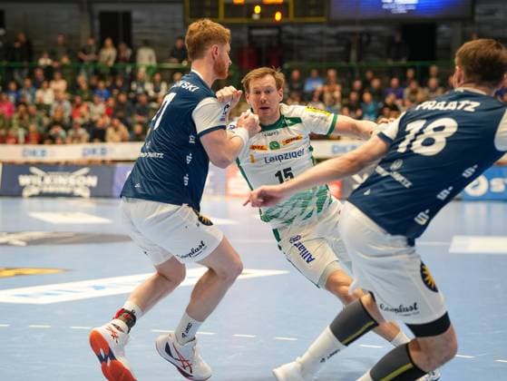 Adam Loenn (SC DHfK Leipzig, 15) versucht an Johannes Wasielewski (Bergischer HC, 77) vorbeizukomen Bergischer HC vs. SC DHfK Leipzig, Handball, 1. Bundesliga, 10. Spieltag, Saison 2025 2026, 25.10.2025 Bergischer HC vs. SC DHfK Leipzig, Handball, 1. Bundesliga, 10. Spieltag, Saison 2025 2026, 25.10.2025 Wuppertal Copyright: xEibner-Pressefoto DamianxKruczynx EP_DKI