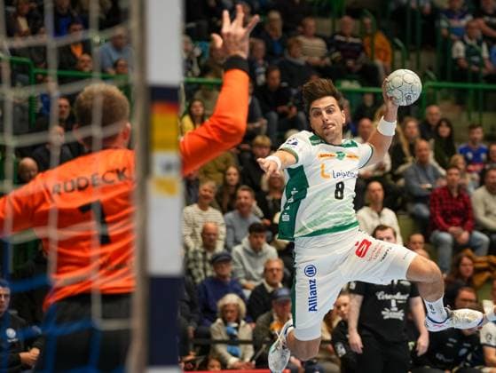 Lucas Krzikalla (SC DHfK Leipzig, 8) beim Sprungwurf gegen Christopher Rudeck (Bergischer HC, 1) Bergischer HC vs. SC DHfK Leipzig, Handball, 1. Bundesliga, 10. Spieltag, Saison 2025 2026, 25.10.2025 Bergischer HC vs. SC DHfK Leipzig, Handball, 1. Bundesliga, 10. Spieltag, Saison 2025 2026, 25.10.2025 Wuppertal Copyright: xEibner-Pressefoto DamianxKruczynx EP_DKI
