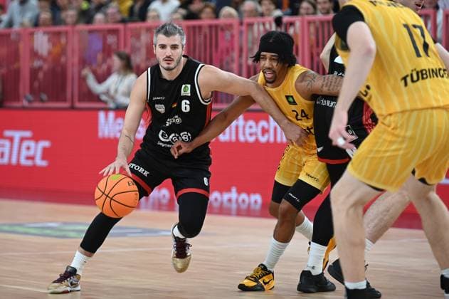 Martin Bogdanov (SBB Baskets Wolmirstedt, 06) gegen JaCobi Wood (Tigers Tuebingen, 24) GER, Tigers Tuebingen vs. SBB Baskets Wolmirstedt, Basketball, Herren, Pro A, 2. Barmer Basketball Bundesliga, Saison 2025 2026, 25.10.2025 GER, Tigers Tuebingen vs. SBB Baskets Wolmirstedt, Basketball, Herren, Pro A, 2. Barmer Basketball Bundesliga, Saison 2025 2026, 25.10.2025 Tuebingen Copyright: xEibner-Pressefoto NicolasxWoernx EP_NWN
