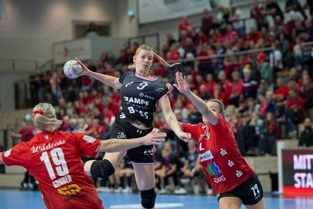 Lea Gruber (Halle, 19), Naina Klein (Tussies, 9), Ilona Kieffer (Halle, 72), SV Union Halle-Neustadt vs. TuS Metzingen, Handball Bundesliga Frauen, Saison 2025 26, 6. Spieltag, 25.10.2025 Halle SWH Arena Sachsen-Anhalt Deutschland