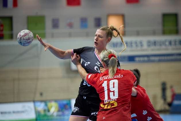 Naina Klein (Tussies, 9), Lea Gruber (Halle, 19), SV Union Halle-Neustadt vs. TuS Metzingen, Handball Bundesliga Frauen, Saison 2025 26, 6. Spieltag, 25.10.2025 Halle SWH Arena Sachsen-Anhalt Deutschland