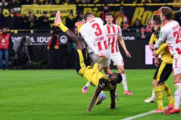 Serhou Guirassy 9 (Borussia Dortmund) Zweikampf Dominique Heintz (1. FC Köln, 3), Borussia Dortmund vs. 1.FC Koeln, Fussball, 1. Bundesliga, 08. Spieltag, 25.10.2025 DFB regulations prohibit any use of photographs as image sequences and or quasi-video Dortmund Nordrhein-Westfalen Deutschland