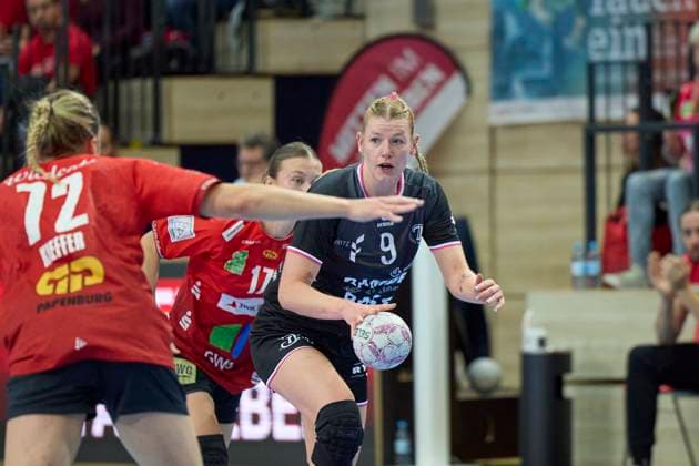 Ilona Kieffer (Halle, 72), Naina Klein (Tussies, 9), SV Union Halle-Neustadt vs. TuS Metzingen, Handball Bundesliga Frauen, Saison 2025 26, 6. Spieltag, 25.10.2025 Halle SWH Arena Sachsen-Anhalt Deutschland