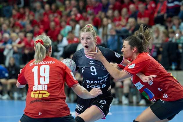 Lea Gruber (Halle, 19), Naina Klein (Tussies, 9), Engelina Alida Corona Molenaar (Halle, 7), SV Union Halle-Neustadt vs. TuS Metzingen, Handball Bundesliga Frauen, Saison 2025 26, 6. Spieltag, 25.10.2025 Halle SWH Arena Sachsen-Anhalt Deutschland