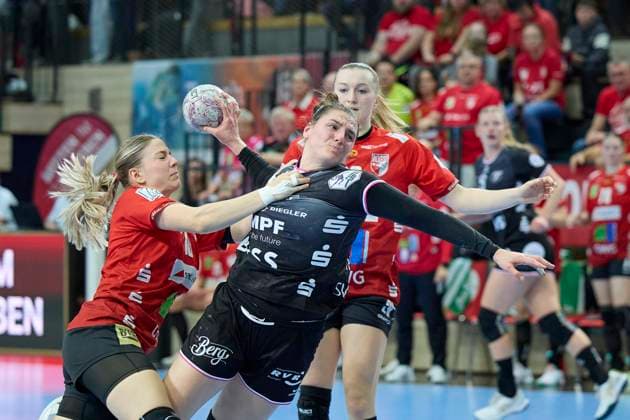 Viktoria Marksteiner (Halle, 10), Svenja Huebner (Tussies, 26), Cara Reuthal (Halle, 26), SV Union Halle-Neustadt vs. TuS Metzingen, Handball Bundesliga Frauen, Saison 2025 26, 6. Spieltag, 25.10.2025 Halle SWH Arena Sachsen-Anhalt Deutschland