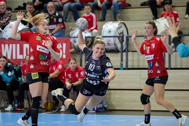 Cara Reuthal (Halle, 26), Nele Franz (Tussies, 10), Emma Hertha (Halle, 17), SV Union Halle-Neustadt vs. TuS Metzingen, Handball Bundesliga Frauen, Saison 2025 26, 6. Spieltag, 25.10.2025 Halle SWH Arena Sachsen-Anhalt Deutschland