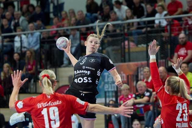 Lea Gruber (Halle, 19), Naina Klein (Tussies, 9), Marie Polakova (Halle, 23), SV Union Halle-Neustadt vs. TuS Metzingen, Handball Bundesliga Frauen, Saison 2025 26, 6. Spieltag, 25.10.2025 Halle SWH Arena Sachsen-Anhalt Deutschland