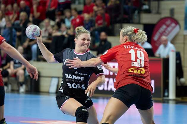Nele Franz (Tussies, 10), Lea Gruber (Halle, 19), SV Union Halle-Neustadt vs. TuS Metzingen, Handball Bundesliga Frauen, Saison 2025 26, 6. Spieltag, 25.10.2025 Halle SWH Arena Sachsen-Anhalt Deutschland