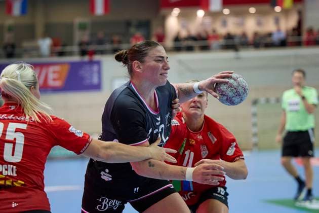 Lilli Roepcke (Halle, 25), Gabriela Bitolo (Tussies, 22), Lea Gruber (Halle, 19), SV Union Halle-Neustadt vs. TuS Metzingen, Handball Bundesliga Frauen, Saison 2025 26, 6. Spieltag, 25.10.2025 Halle SWH Arena Sachsen-Anhalt Deutschland