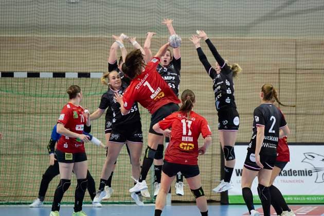 Engelina Alida Corona Molenaar (Halle, 7) gegen Tussis Mauer, SV Union Halle-Neustadt vs. TuS Metzingen, Handball Bundesliga Frauen, Saison 2025 26, 6. Spieltag, 25.10.2025 Halle SWH Arena Sachsen-Anhalt Deutschland