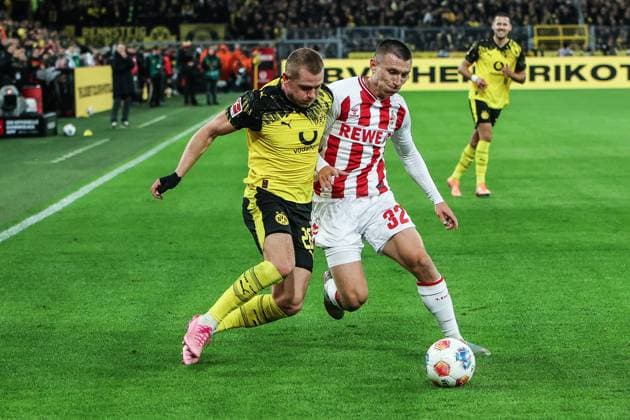 Fussball, Bundesliga Saison 2025 2026 8. Spieltag Borussia Dortmund - 1.FC Köln 25.10.2025, SIGNAL IDUNA PARK Julian Ryerson (Borussia Dortmund, 26) Kristoffer Lund (1.FC Köln, 32) Zweikampf Dortmund SIGNAL IDUNA PARK Nordrhein-Westfalen Deutschland