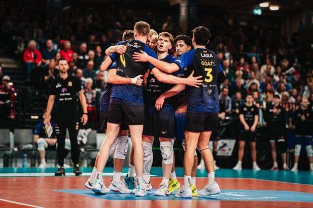VBL: SVG Lüneburg vs. cerebricks Volley Goats Mitteldeutschland, 25.10.205 Die Volley Goats jubeln; Volleyball Bundesliga, 2. Spieltag: SVG Lüneburg vs. cerebricks Volley Goats Mitteldeutschland am 25.10.2025 in der LKH-Arena, Lüneburg Copyright: xBEAUTIFULxSPORTS Tonhäuserx