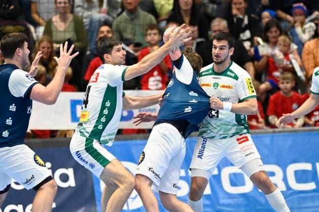 GER, 1.HBL, BHC06, BHC06 - SC DHfK Leipzig 25.10. 2025,Wuppertal ,Unihalle, GER, 1.Liqui Moly HBL, BHC06 - SC DHfK Leipzig 1.Liqui Moly HBL regulations prohibit any use of photographs as image sequences and or quasi-video im Bild Marko Mamic ( SC DHFK Leipzig 14 ) und Luca Rogen ( SC DHFK Leipzig 33 ) gegen Elias Scholtes ( Bergischer HC 4 ). NordphotoxGmbHx xFreund nph00018