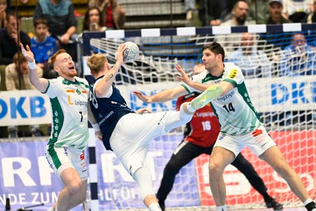 GER, 1.HBL, BHC06, BHC06 - SC DHfK Leipzig 25.10. 2025,Wuppertal ,Unihalle, GER, 1.Liqui Moly HBL, BHC06 - SC DHfK Leipzig 1.Liqui Moly HBL regulations prohibit any use of photographs as image sequences and or quasi-video im Bild Tomas Piroch ( SC DHFK Leipzig 7 ) und Marko Mamic ( SC DHFK Leipzig 14 ) gegen Nico Schöttle ( Bergischer HC 8 ). NordphotoxGmbHx xFreund nph00018