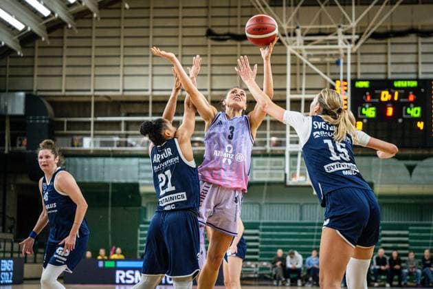 Basketball Berlin 25.10.2025 Saison 2025 2026 Toyota DBBL 1. Bundesliga Frauen, Damen Alba Berlin - SYNTAINICS MBC Theresa Simon (Alba, No.03)