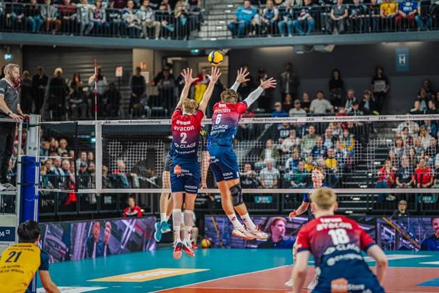 Volleyball Herren Saison 2025 2026 Volleyball Bundesliga Hauptrunde SVG Lüneburg vs. cerebricks VOLLEY GOATS Mitteldeutschland 25.10.2025 Samuel James Schellenberg ( 23 cerebricks VOLLEY GOATS Mitteldeutschland) gegen den Block von Daniel Gruvaeus ( 2 SVG Lüneburg) und Jackson Howe ( 6 SVG Lüneburg)