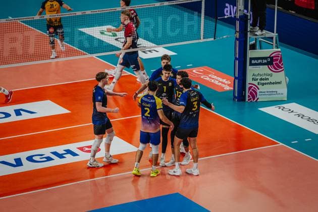 Volleyball Herren Saison 2025 2026 Volleyball Bundesliga Hauptrunde SVG Lüneburg vs. cerebricks VOLLEY GOATS Mitteldeutschland 25.10.2025 Die Mannschaft der cerebricks VOLLEY GOATS Mitteldeutschland jubelt