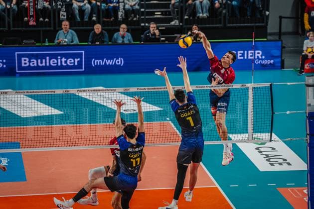 Volleyball Herren Saison 2025 2026 Volleyball Bundesliga Hauptrunde SVG Lüneburg vs. cerebricks VOLLEY GOATS Mitteldeutschland 25.10.2025 Christopher Byam ( 4 SVG Lüneburg) gegen den Block von Nikos Xydakis ( 1 cerebricks VOLLEY GOATS Mitteldeutschland)