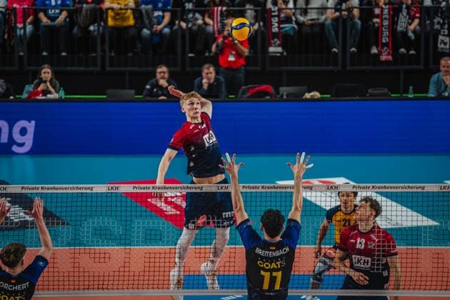 Volleyball Herren Saison 2025 2026 Volleyball Bundesliga Hauptrunde SVG Lüneburg vs. cerebricks VOLLEY GOATS Mitteldeutschland 25.10.2025 Axel Larsen ( 18 SVG Lüneburg) gegen den Block von Nick Breitenbach ( 11 cerebricks VOLLEY GOATS Mitteldeutschland)