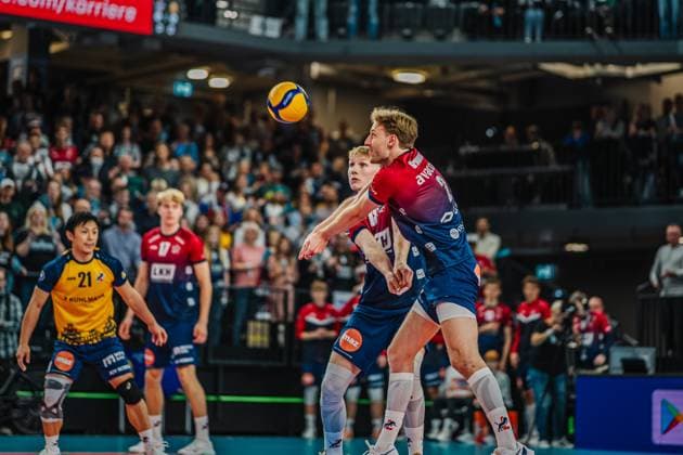 Volleyball Herren Saison 2025 2026 Volleyball Bundesliga Hauptrunde SVG Lüneburg vs. cerebricks VOLLEY GOATS Mitteldeutschland 25.10.2025 Daniel Gruvaeus ( 2 SVG Lüneburg) und Axel Larsen ( 18 SVG Lüneburg) stoßen bei der Annahme zusammen