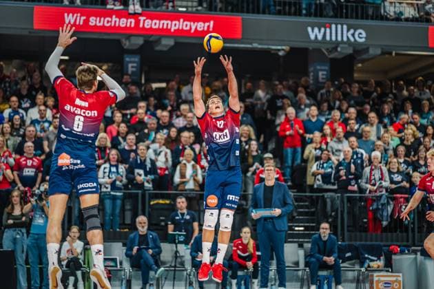 Volleyball Herren Saison 2025 2026 Volleyball Bundesliga Hauptrunde SVG Lüneburg vs. cerebricks VOLLEY GOATS Mitteldeutschland 25.10.2025 Santeri Välimaa ( 12 SVG Lüneburg) spielt demn Ball zu